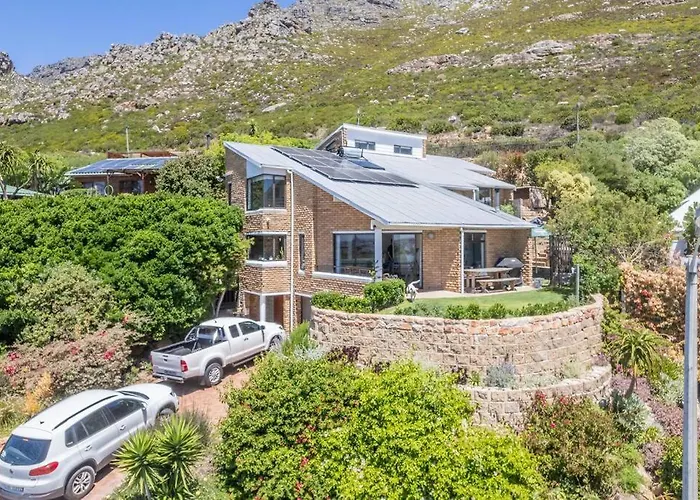 Multi-Level Mountain Side Home In Lakeside