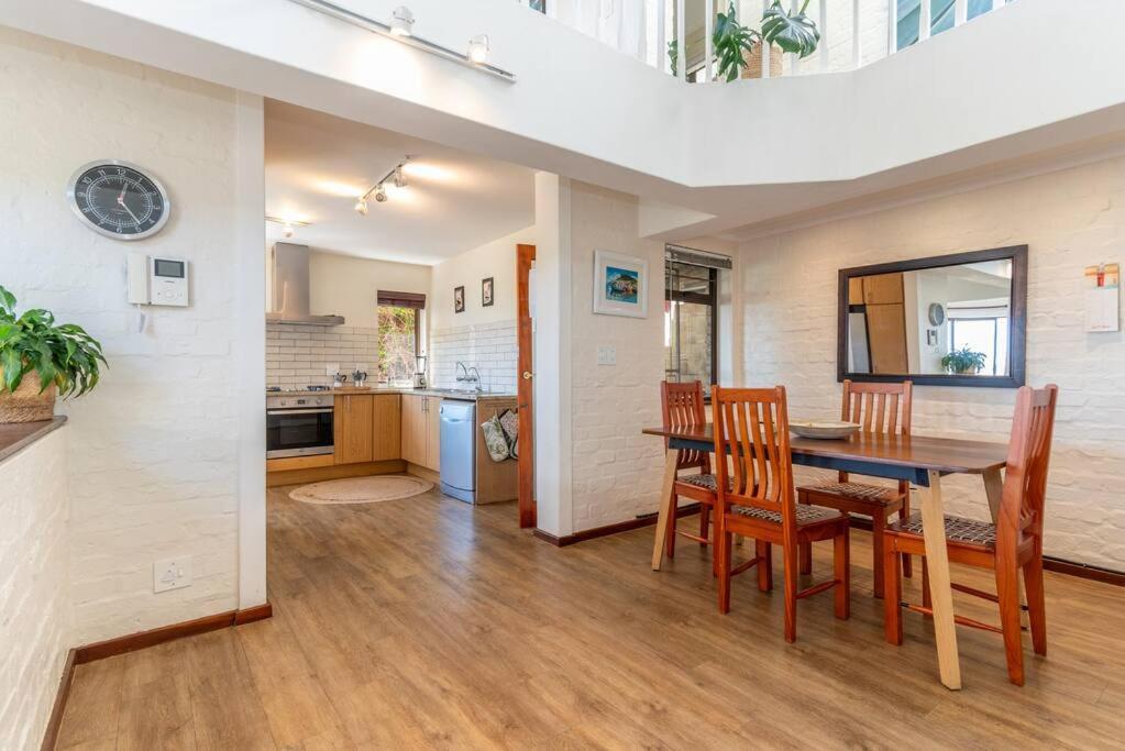 Apartment Multi-level Mountain Side In Lakeside *