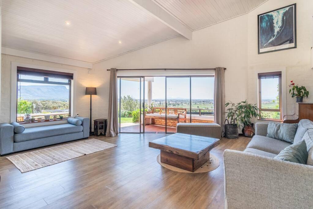 Multi-level Mountain Side In Lakeside Apartment